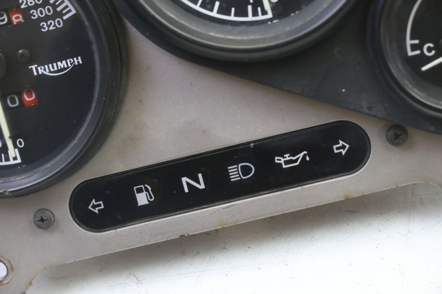 photo de CONTACHILOMETRI TRIUMPH SPRINT 900 (1995 - 1998) - Primo piano tecnico