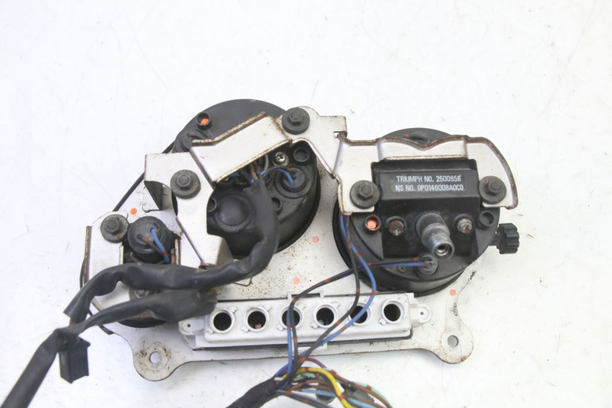 photo de CONTACHILOMETRI TRIUMPH SPRINT 900 (1995 - 1998) - Stato della superficie e materiale