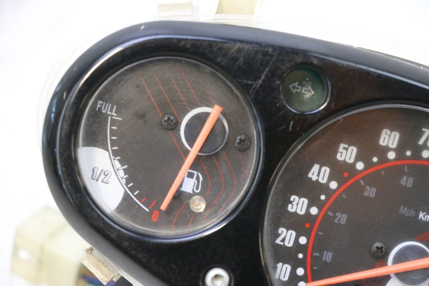 photo de CONTACHILOMETRI APRILIA SR MOTARD 50 (2012 - 2018) - Dettagli dei punti di fissaggio