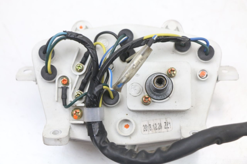 photo de CONTACHILOMETRI PEUGEOT STREETZONE I 2T 50 (2018 - 2020) - Stato della superficie e materiale