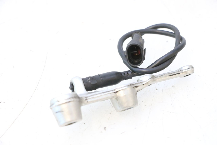 photo de INTERRUTTORE STOP POSTERIORE DUCATI SS IE DS CARENEE 1000 (2002 - 2006) - Altra angolazione