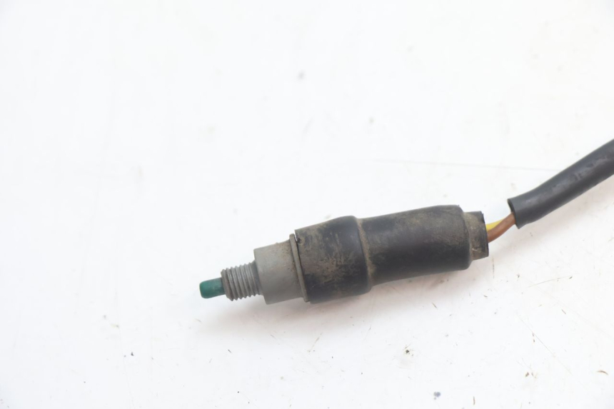 photo de INTERRUTTORE STOP MBK BOOSTER SPIRIT 50 (2004 - 2017) - Primo piano tecnico