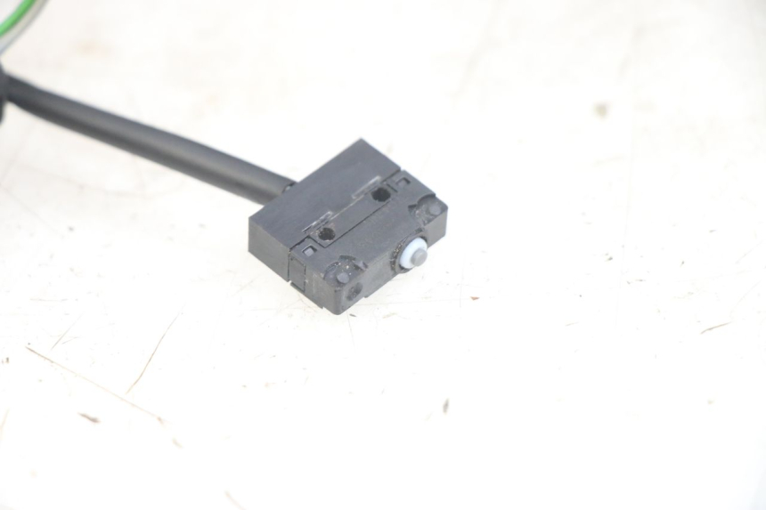 photo de INTERRUTTORE STOP DESTRA PEUGEOT GEOPOLIS RS 125 (2007 - 2009) - Altra angolazione