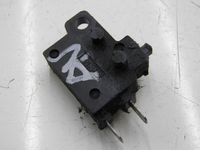 photo de INTERRUTTORE STOP FRENO DESTRO HONDA FES PANTHEON 125 (2003 - 2007) - Zoom sullo stato d'uso