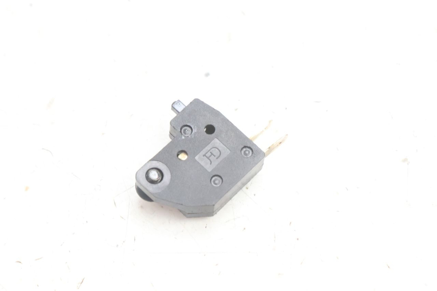 photo de Interruttore stop freno destro PEUGEOT KISBEE 4T 50 (2010 - 2017) - Altra angolazione