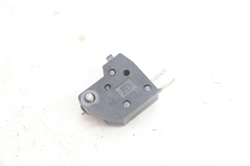 photo de INTERRUTTORE STOP DESTRA SYM ORBIT III 3 4T 50 (2021 - 2025) - Zoom sullo stato d'uso