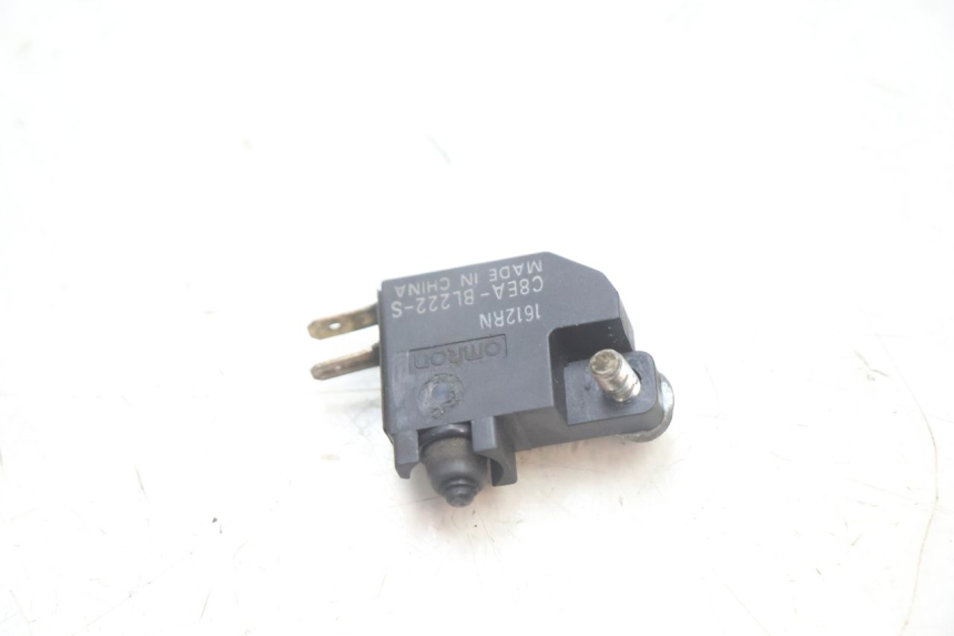 photo de INTERRUTTORE STOP SINISTRA SUZUKI BURGMAN EXECUTIVE ABS 650 (2006 - 2012) - Altra angolazione