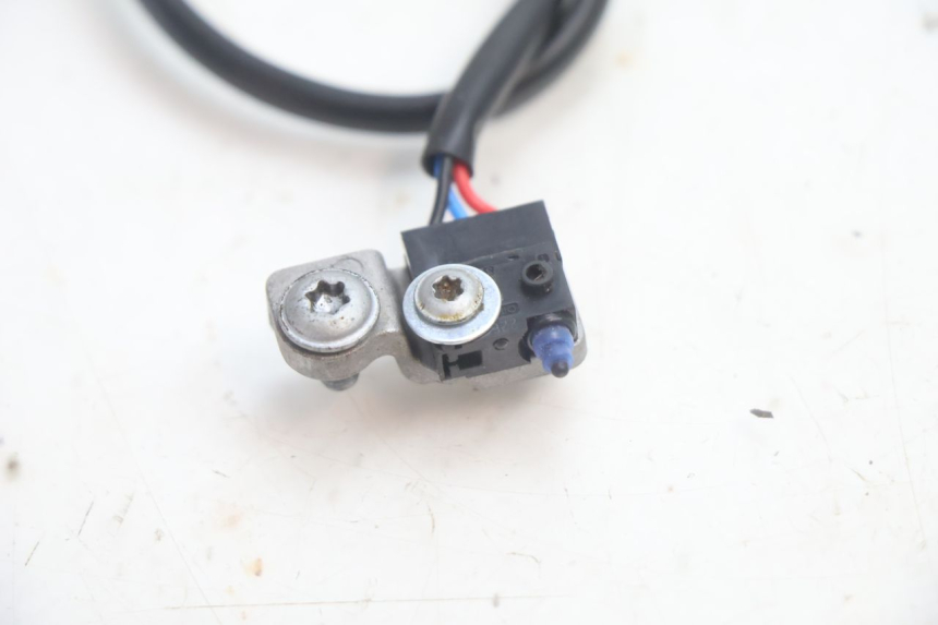 photo de INTERRUTTORE STOP SINISTRA PIAGGIO MP3 HPE 530 (2022 - 2026) - Primo piano tecnico