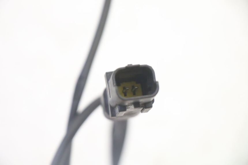 photo de INTERRUTTORE STOP SINISTRO PEUGEOT SATELIS 125 (2006 - 2009) - Altra angolazione