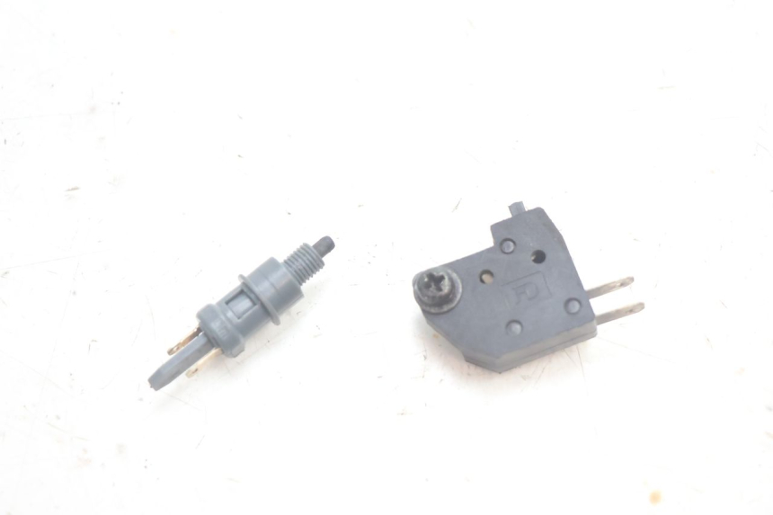 photo de INTERRUTTORE STOP PEUGEOT KISBEE 2T 50 (2010 - 2017) - Vista principale