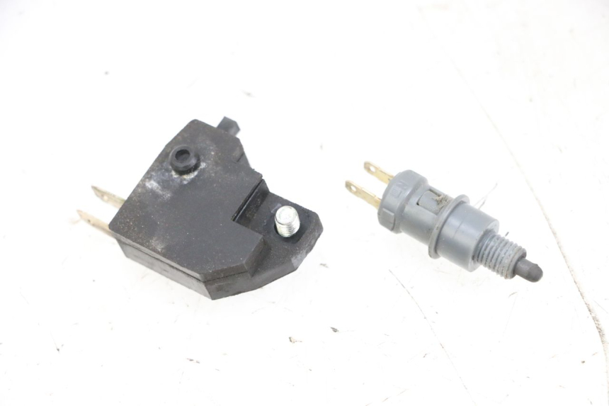 photo de INTERRUTTORE STOP PEUGEOT KISBEE 4T 50 (2010 - 2017) - Zoom sullo stato d'uso