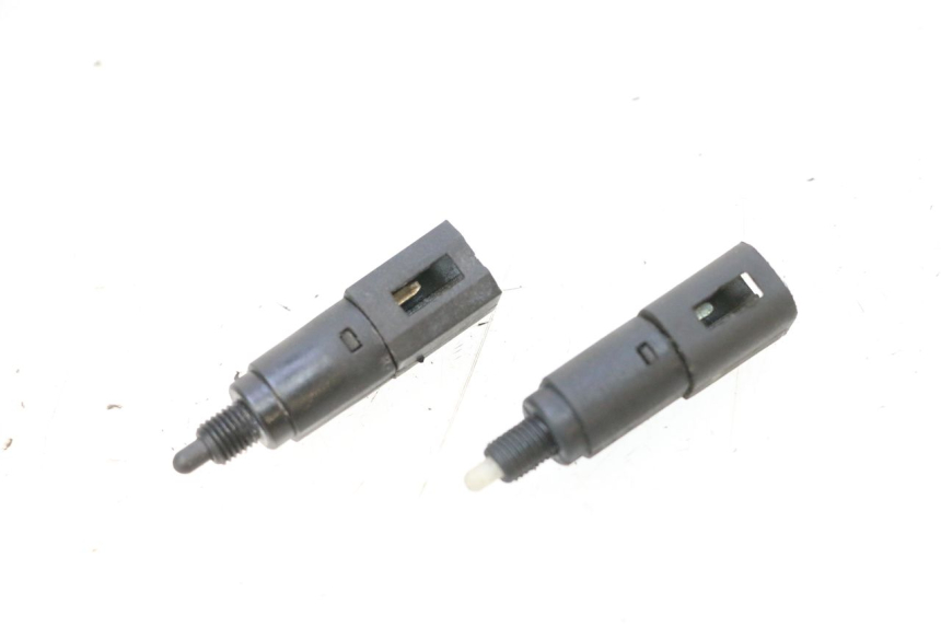 photo de INTERRUTTORE STOP PIAGGIO MP3 125 (2006 - 2014) - Vista principale