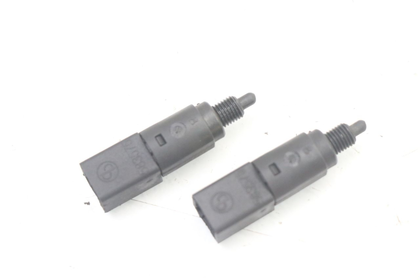 photo de INTERRUTTORE STOP PIAGGIO VESPA GRANTURISMO 125 (2003 - 2007) - Zoom sullo stato d'uso