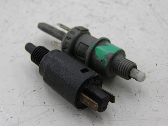 photo de Interruttore stop freno PIAGGIO ZIP 4T 50 (2001 - 2008) - Vista principale