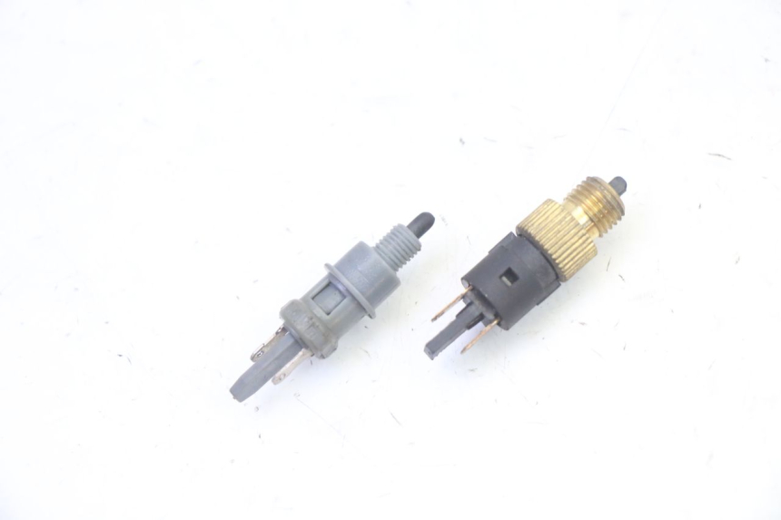 photo de INTERRUTTORE STOP PEUGEOT VIVACITY NEW 4T 50 (2008 - 2017) - Zoom sullo stato d'uso