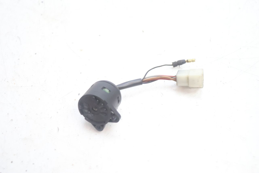 photo de INTERRUTTORE DI ACCENSIONE YAMAHA YP MAJESTY 125 (2002 - 2006) - Primo piano tecnico