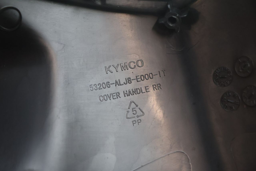 photo de COPRI MANUBRIO POSTERIORE KYMCO AGILITY CITY 2T 50 (2008 - 2016) - Stato della superficie e materiale