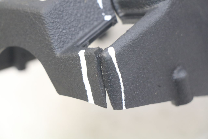 photo de COPRI MANUBRIO POSTERIORE PIAGGIO BEVERLY 125 (2010 - 2015) - Marcature e riferimenti originali