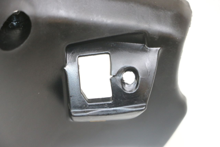 photo de COPRI MANUBRIO POSTERIORE MBK BOOSTER SPIRIT 50 (2004 - 2017) - Primo piano tecnico