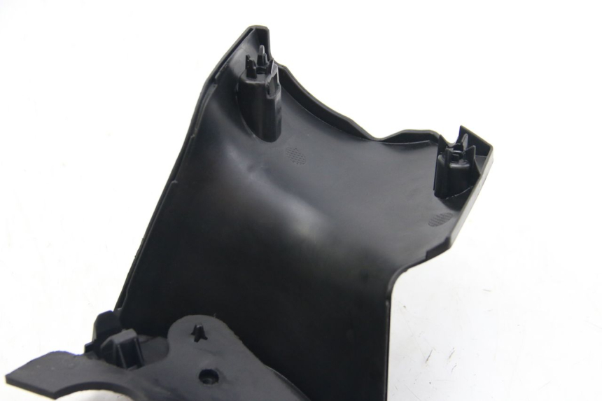 photo de COPRI MANUBRIO POSTERIORE PEUGEOT CITYSTAR 125 (2011 - 2017) - Dettagli dei punti di fissaggio