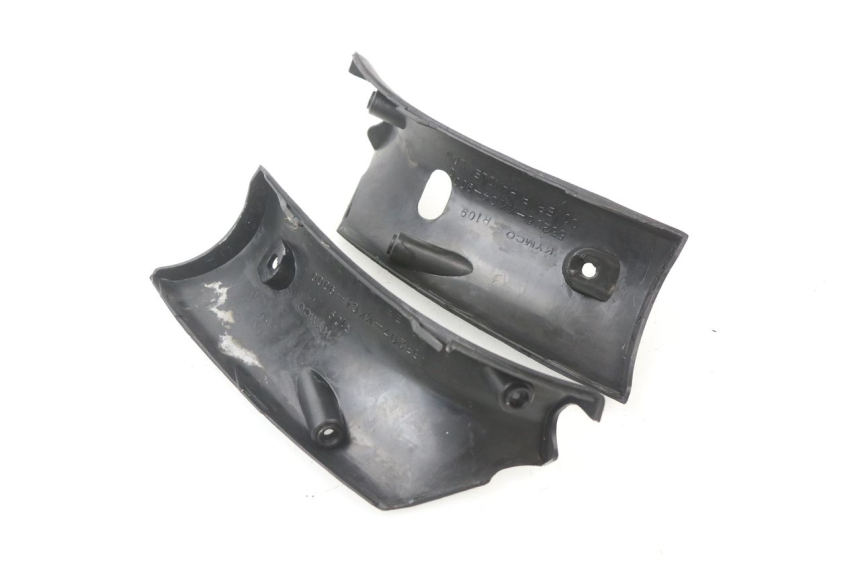 photo de COPERCHIO MANUBRIO POSTERIORE KYMCO GRAND DINK 250 (2002 - 2007) - Primo piano tecnico