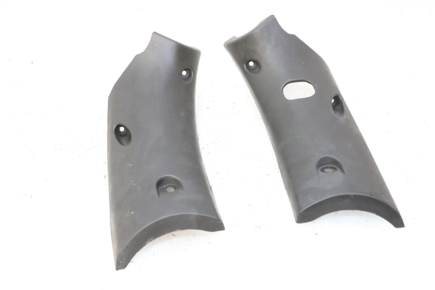 photo de COPERCHIO MANUBRIO POSTERIORE KYMCO GRAND DINK 125 (2008 - 2014) - Dettaglio del componente