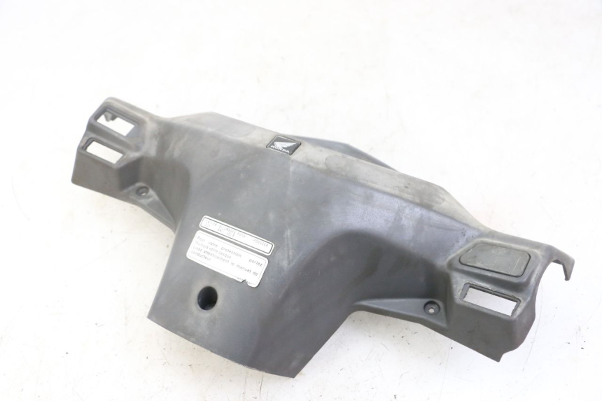 photo de COFANO MANUBRIO POSTERIORE HONDA SCV LEAD 100 (2003 - 2007) - Primo piano tecnico