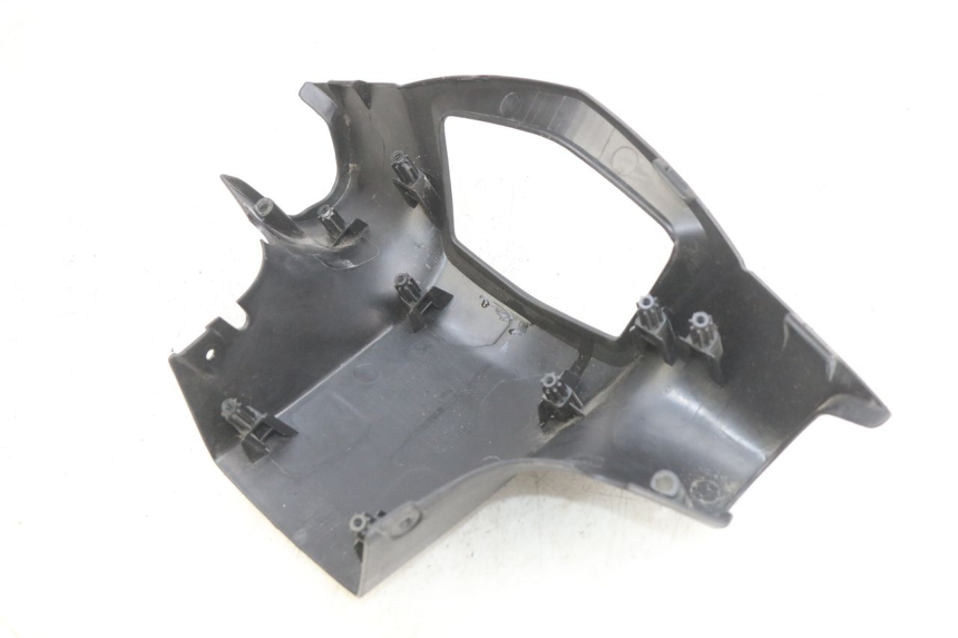 photo de COPRI MANUBRIO POSTERIORE PEUGEOT KISBEE 2T 50 (2010 - 2017) - Altra angolazione