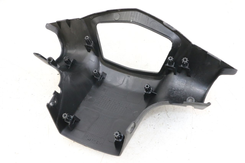 photo de COPRIMANUBRIO POSTERIORE PEUGEOT KISBEE 2T 50 (2018 - 2022) - Dettagli dei punti di fissaggio