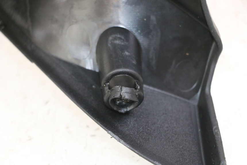 photo de COPERCHIO MANUBRIO POSTERIORE KYMCO XCITING 500 (2007 - 2010) - Primo piano tecnico