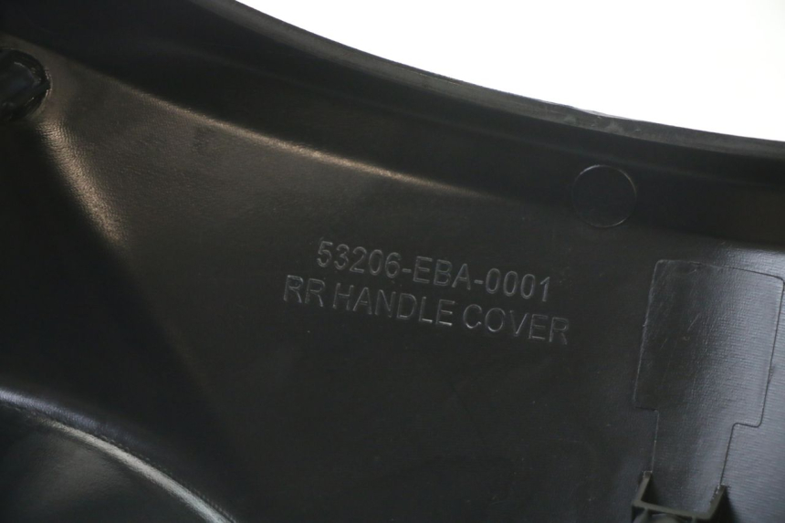 photo de COPRIMANUBRIO POSTERIORE SYM ORBIT III 3 4T 50 (2021 - 2025) - Vista d'insieme del prodotto