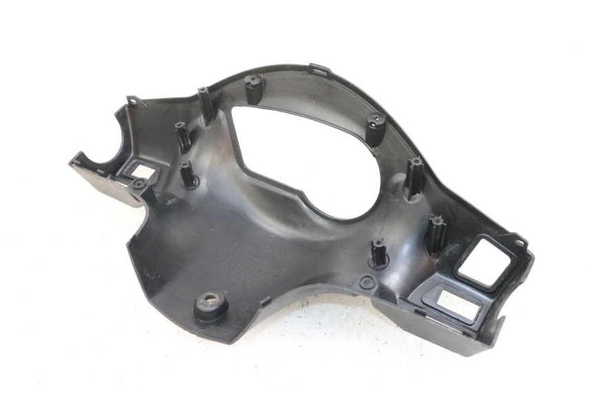 photo de COPERCHIO MANUBRIO POSTERIORE SYM ORBIT 50 (2008 - 2010) - Primo piano tecnico