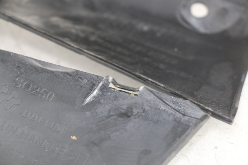 photo de COPRI MANUBRIO POSTERIORE DAELIM S2 FI 125 (2008 - 2017) - Vista d'insieme del prodotto