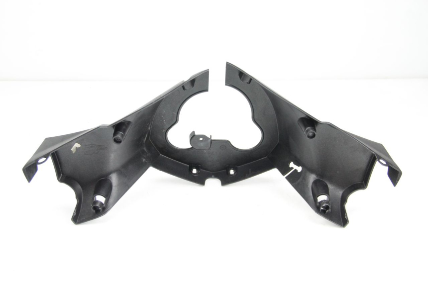 photo de COPERCHIO MANUBRIO POSTERIORE PEUGEOT SATELIS 125 (2013 - 2018) - Primo piano tecnico