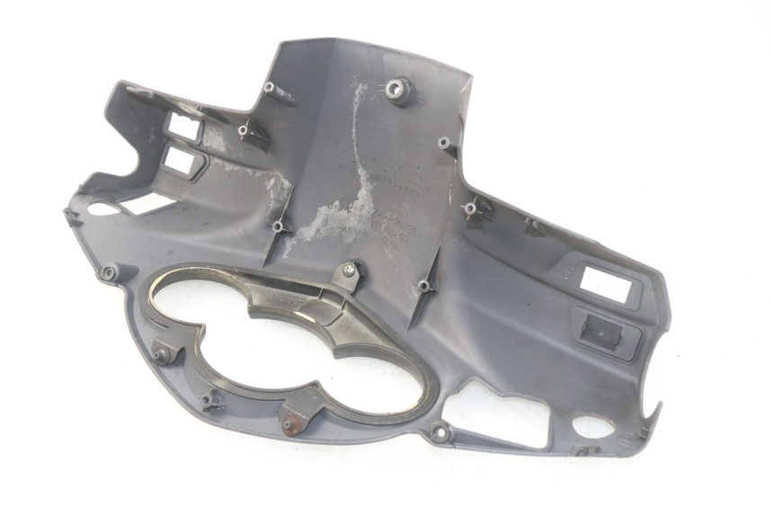 photo de COPERCHIO MANUBRIO POSTERIORE HONDA SES DYLAN 125 (2002 - 2006) - Zoom sullo stato d'uso