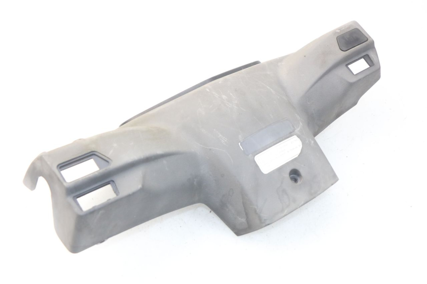 photo de COPERCHIO MANUBRIO POSTERIORE HONDA SES DYLAN 125 (2002 - 2006) - Primo piano tecnico