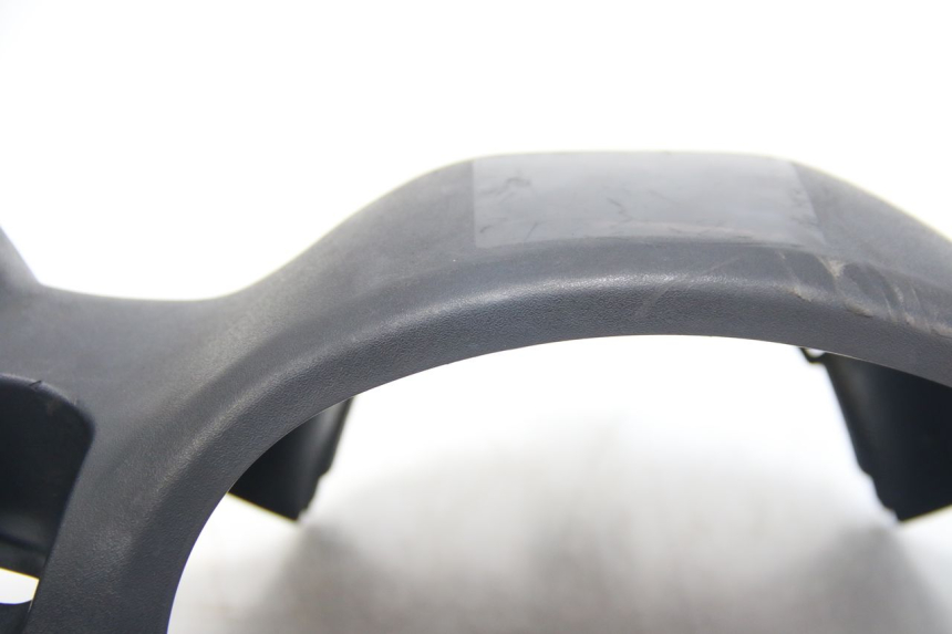 photo de COFANO MANUBRIO POSTERIORE SUZUKI SIXTEEN 125 (2008 - 2010) - Zoom sui componenti