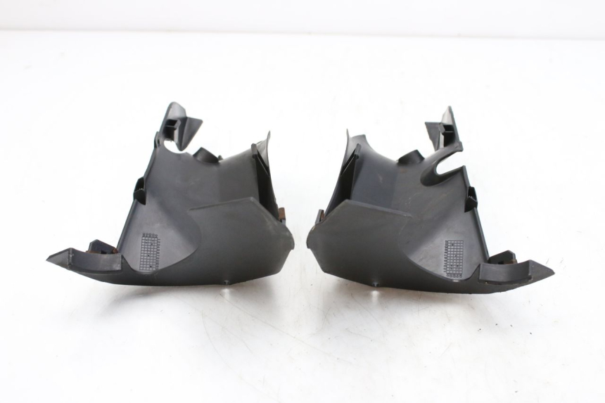 photo de COPRI MANUBRIO POSTERIORE SUZUKI UH BURGMAN 125 (2002 - 2006) - Primo piano tecnico