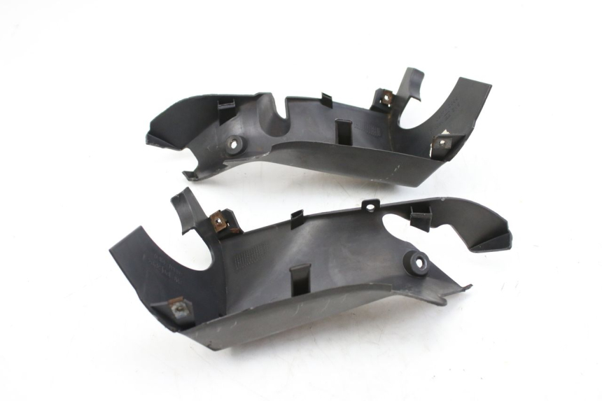 photo de COPRI MANUBRIO POSTERIORE SUZUKI UH BURGMAN 125 (2002 - 2006) - Dettagli dei punti di fissaggio