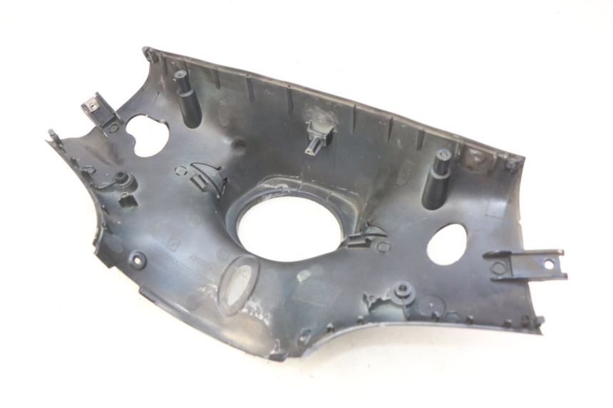 photo de COPRI MANUBRIO POSTERIORE PIAGGIO VESPA PRIMAVERA 2T 50 (2013 - 2018) - Dettaglio del componente