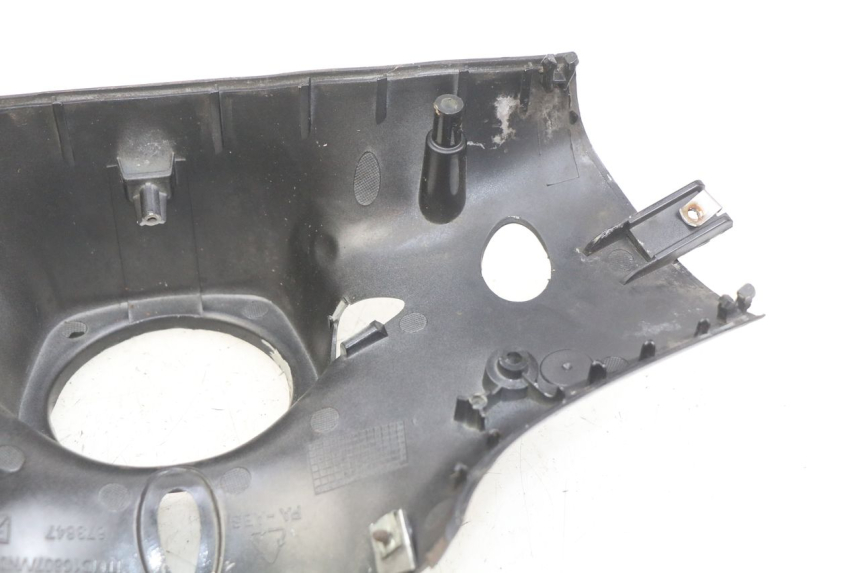 photo de COPRI MANUBRIO POSTERIORE PIAGGIO VESPA PRIMAVERA 2T 50 (2013 - 2018) - Altra angolazione