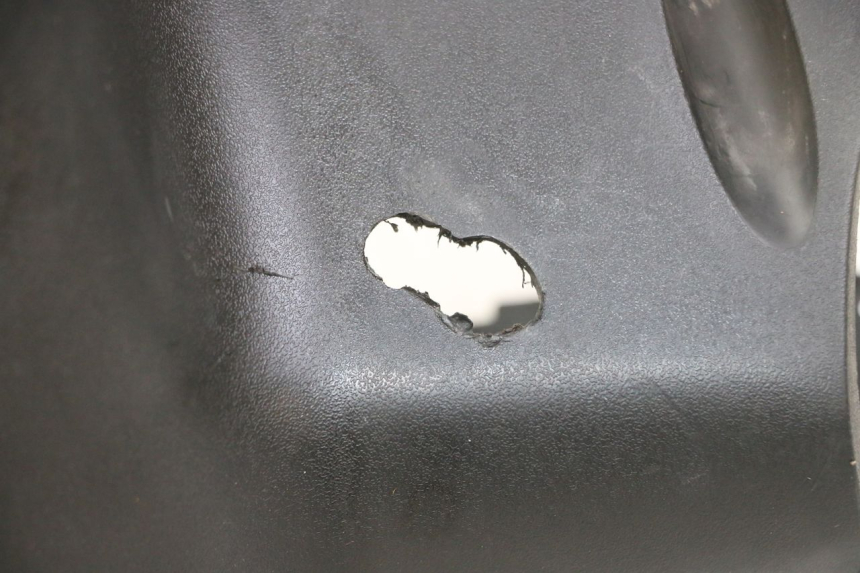 photo de COPRIMANUBRIO POSTERIORE PEUGEOT VIVACITY NEW 4T 50 (2008 - 2017) - Zoom sullo stato d'uso