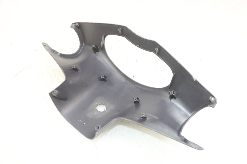 photo de COPERCHIO MANUBRIO POSTERIORE PEUGEOT VIVACITY 100 (1999 - 2008) - Primo piano tecnico