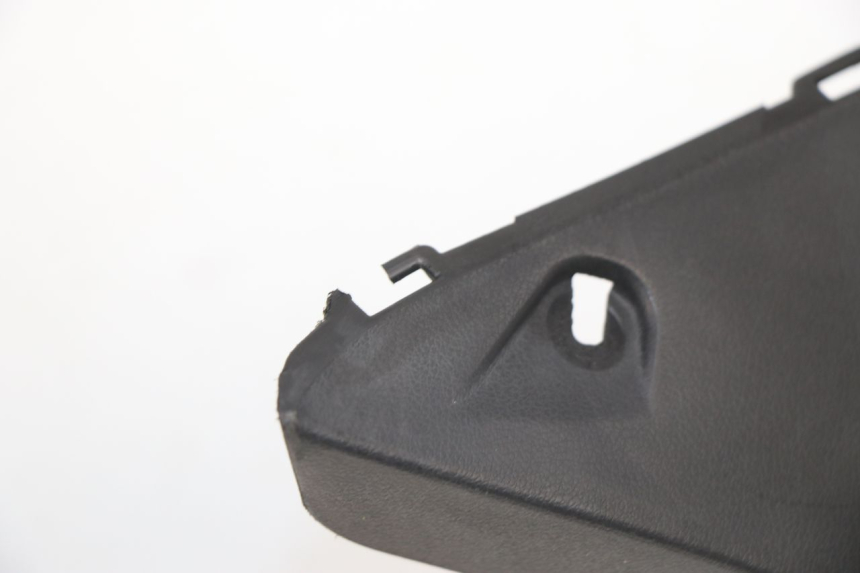 photo de COPERCHIO MANUBRIO POSTERIORE KYMCO XCITING 500 (2007 - 2010) - Primo piano tecnico