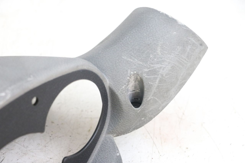 photo de COPRI MANUBRIO POSTERIORE YAMAHA YP MAJESTY 125 (2002 - 2006) - Altra angolazione