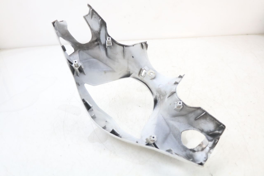 photo de COPRIMANUBRIO ANTERIORE SUZUKI ADDRESS 110 (2015 - 2020) - Primo piano ad alta risoluzione