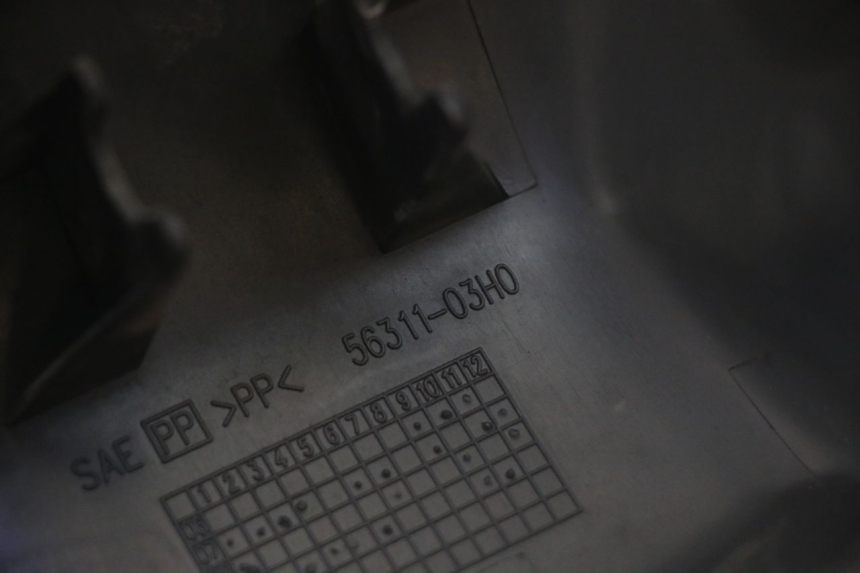 photo de COPERCHIO MANUBRIO ANTERIORE SUZUKI BURGMAN 125 (2007 - 2014) - Primo piano tecnico