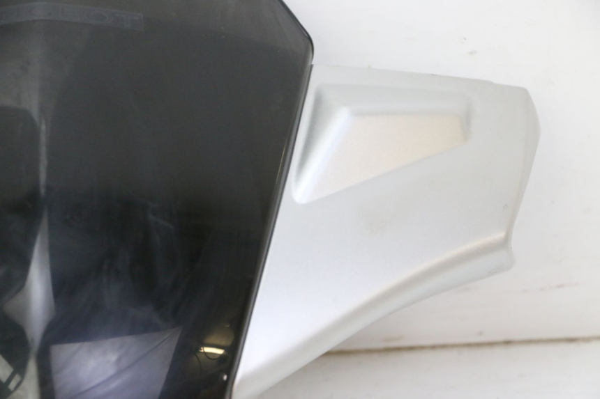 photo de COFANO MANUBRIO ANTERIORE PEUGEOT KISBEE 2T 50 (2010 - 2017) - Zoom sui componenti