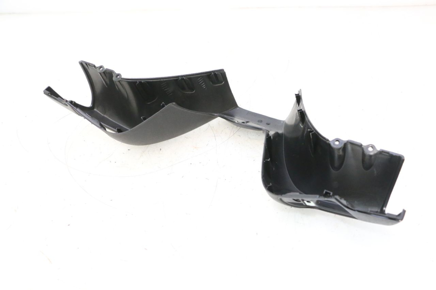 photo de COFANO MANUBRIO ANTERIORE PIAGGIO MP3 LT 300 (2010 - 2016) - Dettagli dei punti di fissaggio