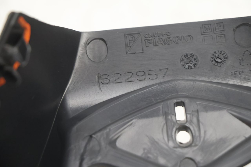 photo de COFANO MANUBRIO ANTERIORE PIAGGIO MP3 500 (2011 - 2015) - Dettagli dei punti di fissaggio
